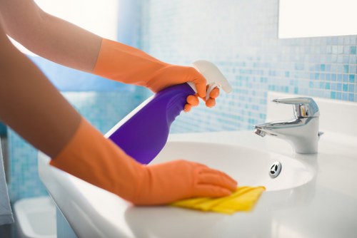One off cleaning in E1 for kitchens, bathrooms, and living spaces