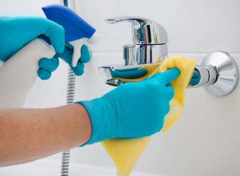 Eco-friendly office cleaning in E1 workplace